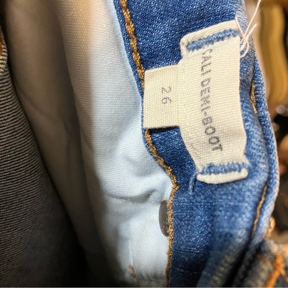 Madewell Cali Demi-Boot Jeans in Bronson Wash: Button Front Edition - Picture 10 of 11